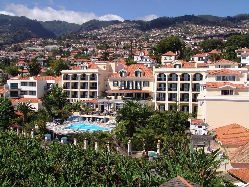 丰沙尔Hotel Quinta Bela S Tiago的城市与度假村景观