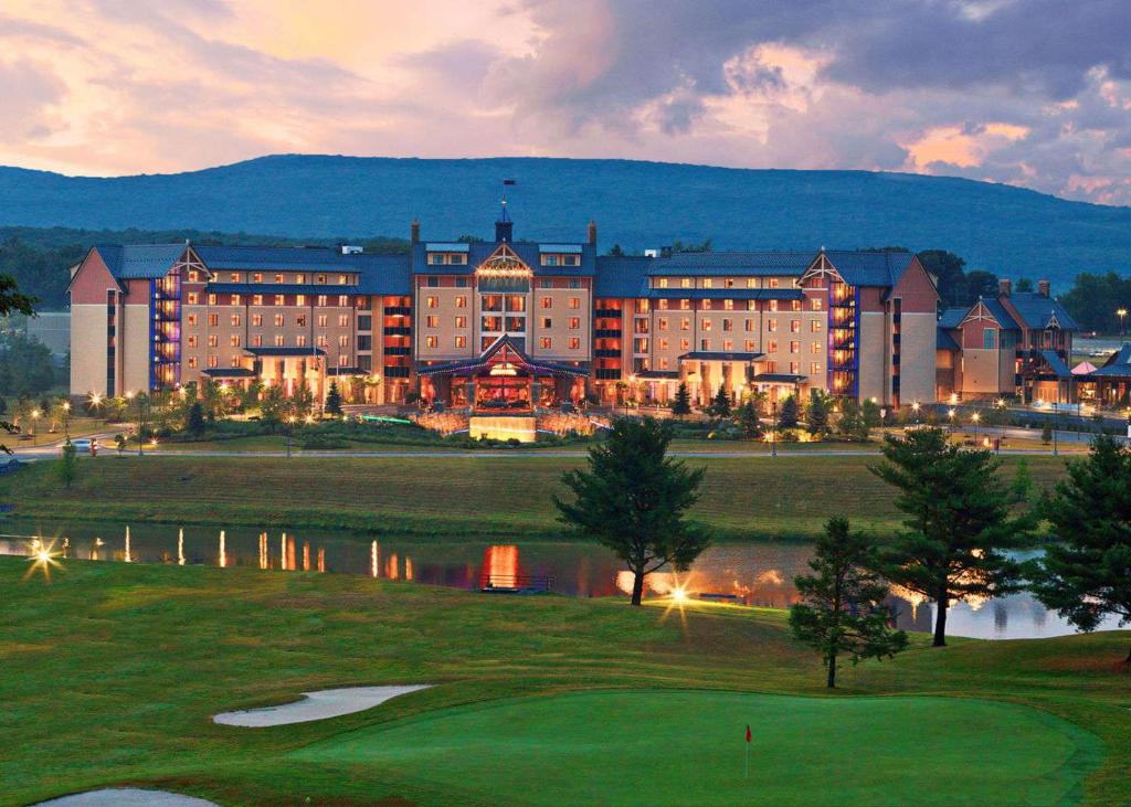 波科诺山Mount Airy Casino Resort - Adults Only 21 Plus的前方设有高尔夫球场的大型建筑