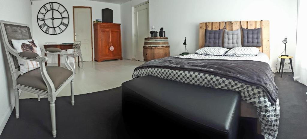 弗勒里尚布雷奥杜努住宿加早餐旅馆的一间卧室配有一张大床和一把椅子
