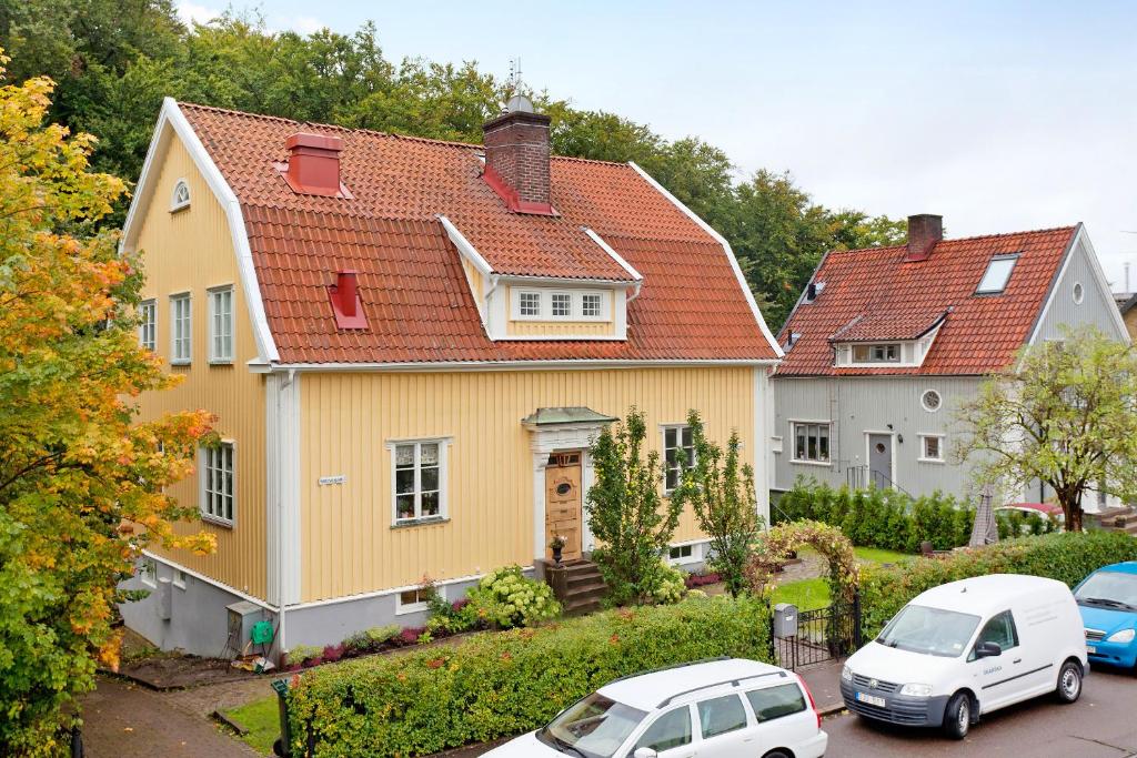 哥德堡5:ans住宿加早餐酒店的两辆汽车停在黄色房子前面