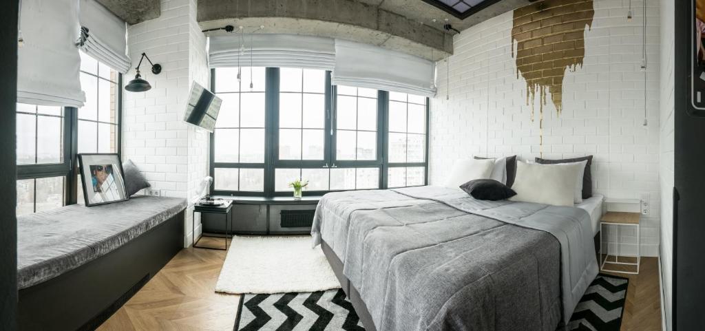 敖德萨Design-hotel Rooms and Rumors的一间卧室设有一张大床和窗户。
