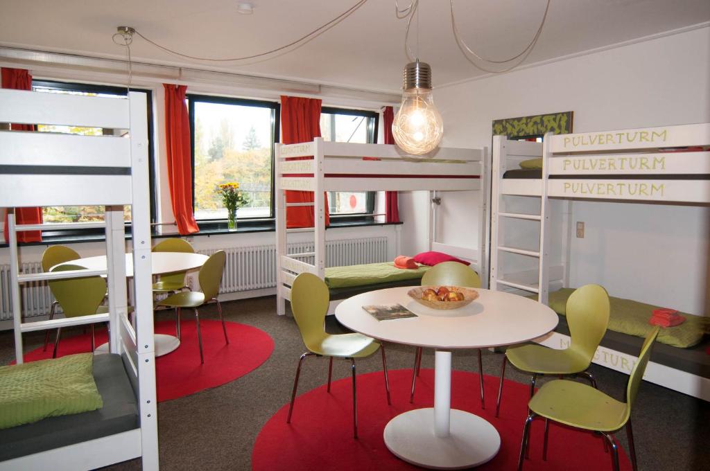 林道岛上旅舍的客房设有双层床和桌椅。