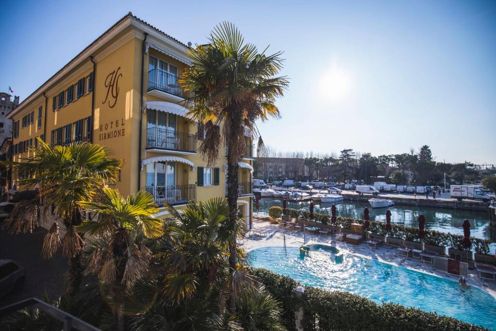 西尔米奥奈西尔米奥奈酒店的码头旁的游泳池酒店