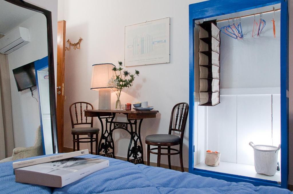 佩斯卡拉Le stanze di Bruno的一间卧室配有一张床和一张桌子及椅子