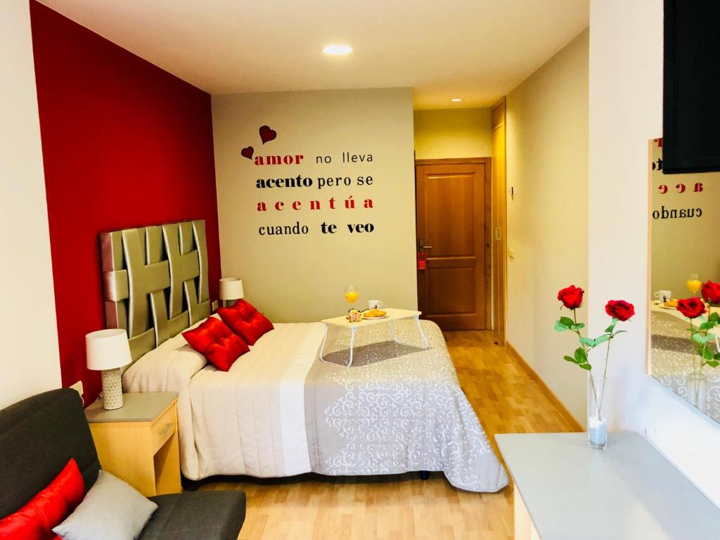特鲁埃尔维纳斯17酒店的一间卧室配有红色枕头的床