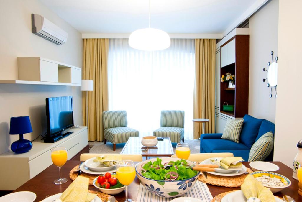 伊斯坦布尔116住宅的客厅配有餐桌和食物