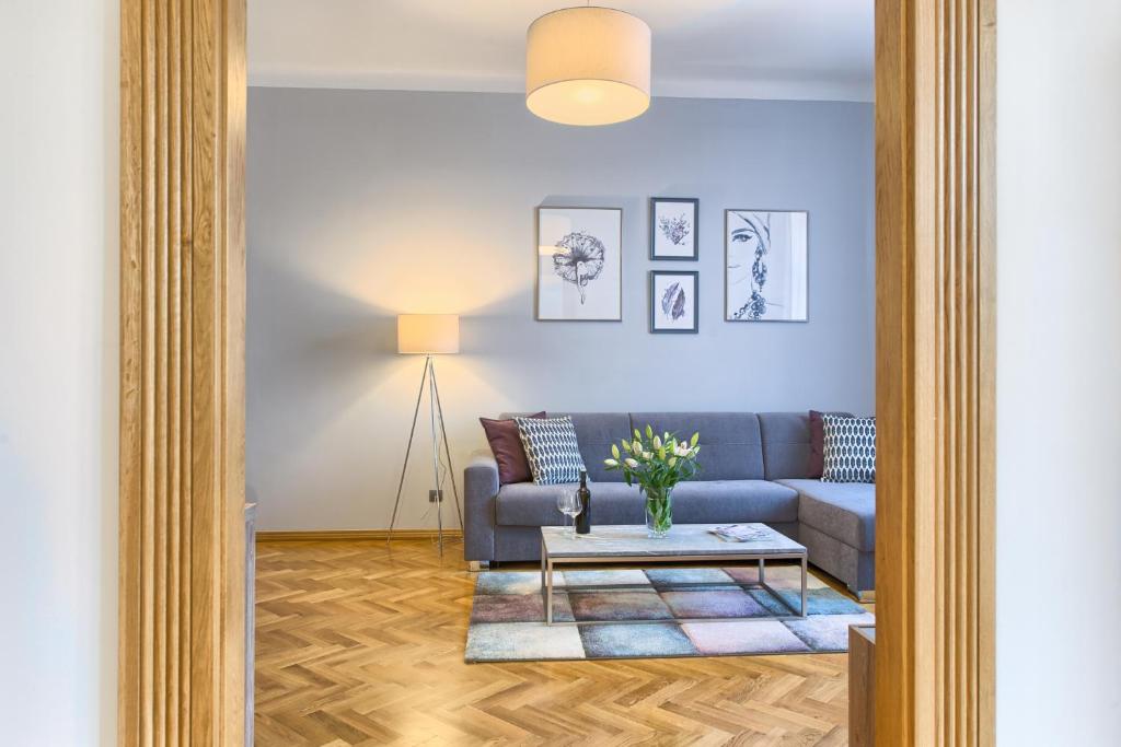 布拉格Spacious And Bright Apartment Dusni 13的客厅配有蓝色的沙发和桌子