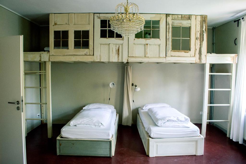 莱比锡旅舍和伊甸花园的客房内的双层床和2张床