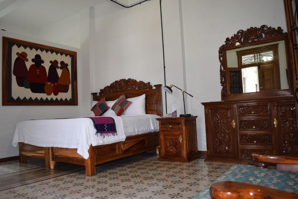 坦皮科Casa Meba Hotel Boutique的一间卧室配有一张床、梳妆台和镜子