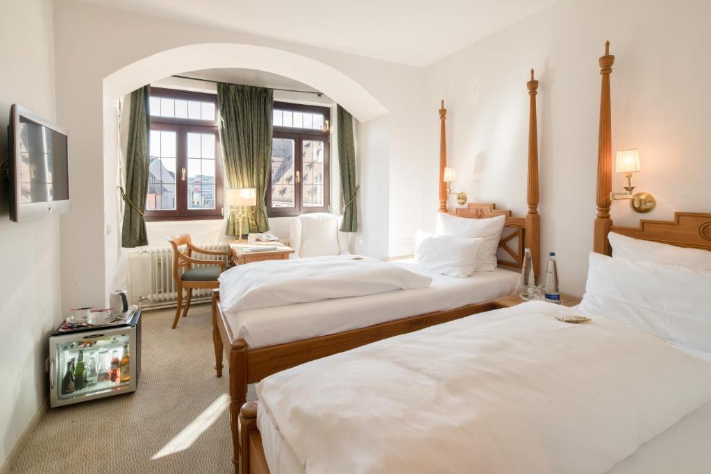 纽伦堡凯瑟杜特斯彻酒店的酒店客房设有两张床和窗户。