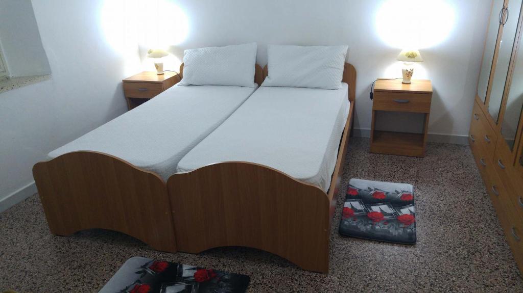 卡坦扎罗丽都Appartamenti S'Agapo'的一间卧室配有一张带2个床头柜的大床
