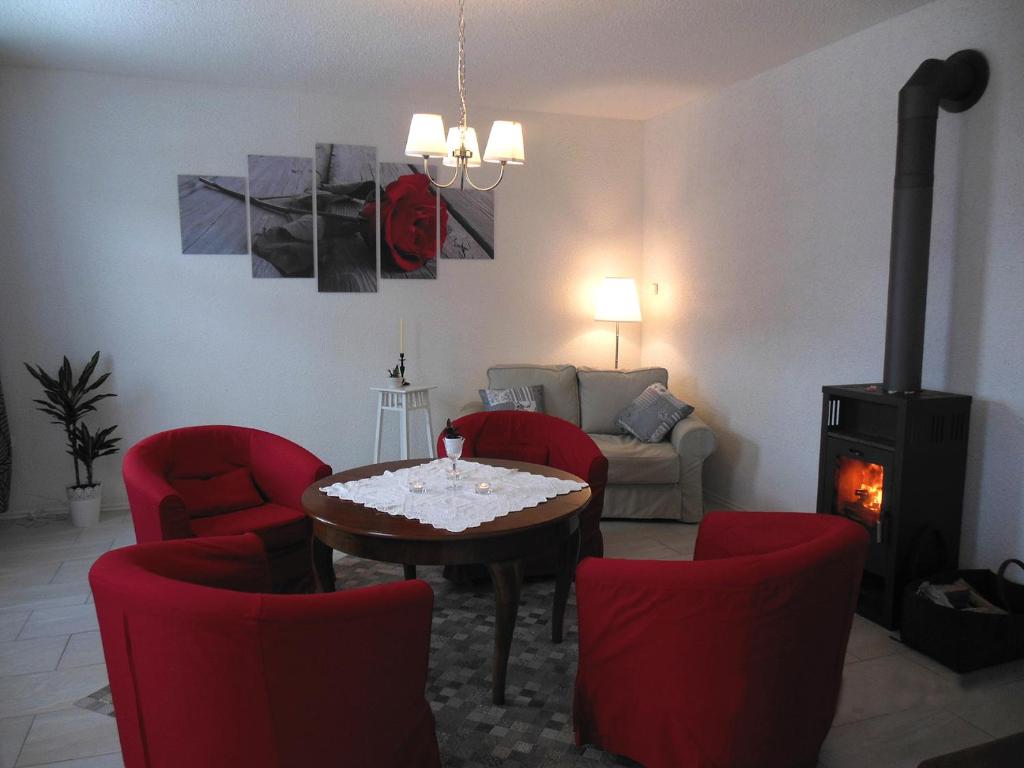 HottelstedtFeWo Hottelstedt的客厅配有桌椅和壁炉