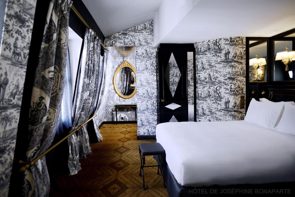 巴黎德约瑟芬波拿巴酒店的卧室配有白色的床和黑白墙
