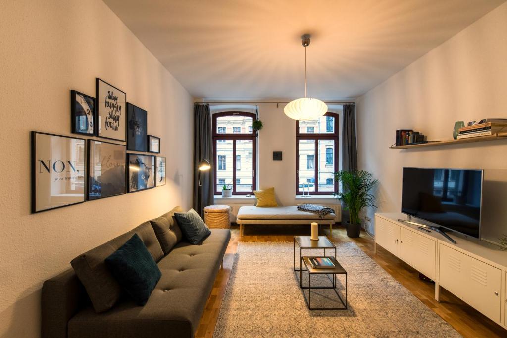 莱比锡Apartment Waldstraßenviertel的带沙发和电视的客厅