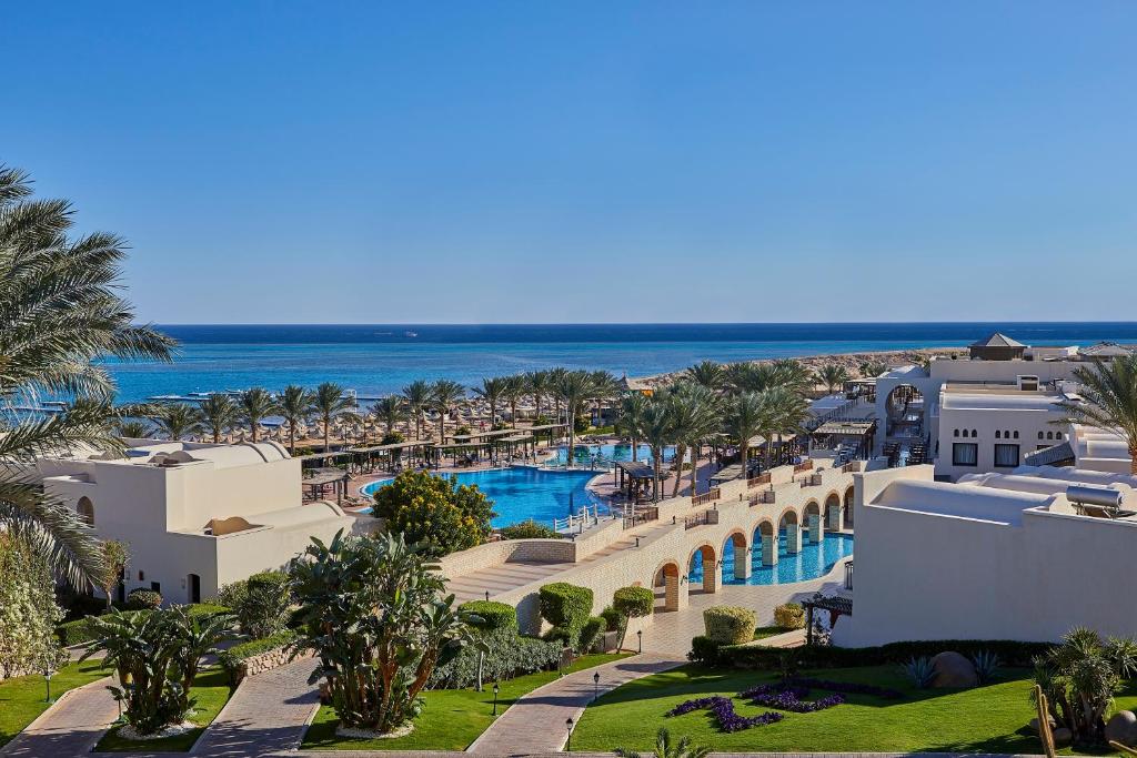 沙姆沙伊赫杰斯观景台度假酒店的享有度假村和海洋的空中景致