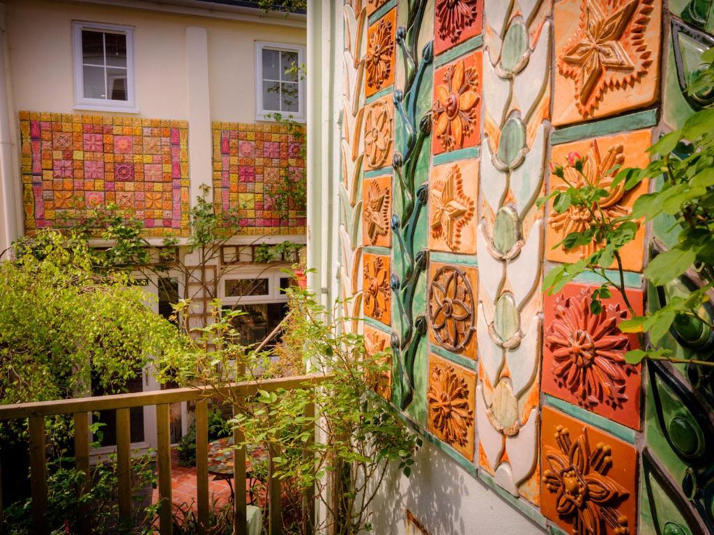 布莱顿霍夫The Ceramic House的一座墙面覆盖着彩色瓷砖的房子