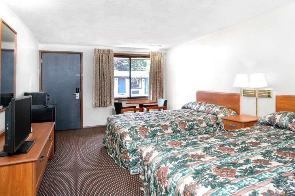 皮茨顿Knights Inn Pittston的酒店客房设有两张床和一台平面电视。