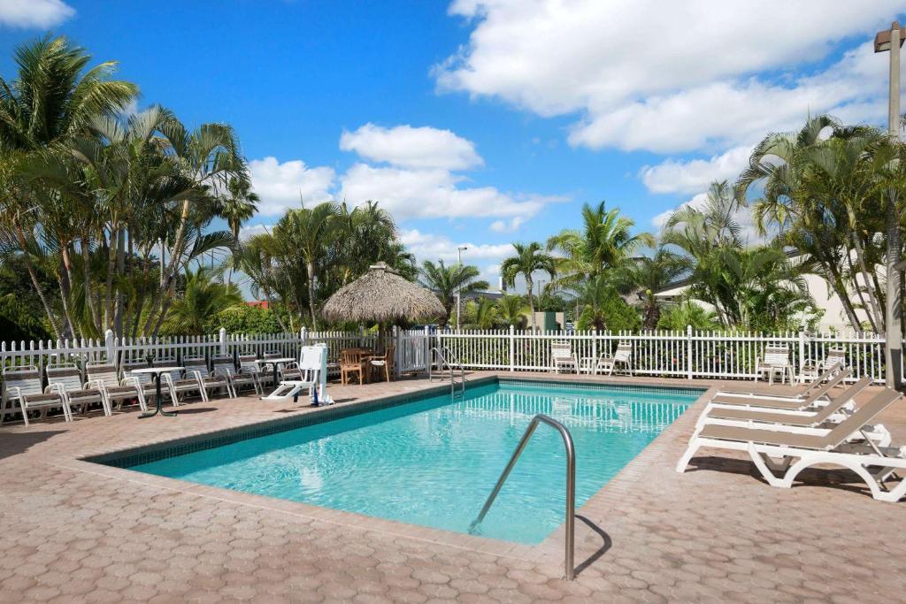 佛罗里达市佛罗里达市旅程住宿酒店的一个带躺椅的游泳池,一个度假村