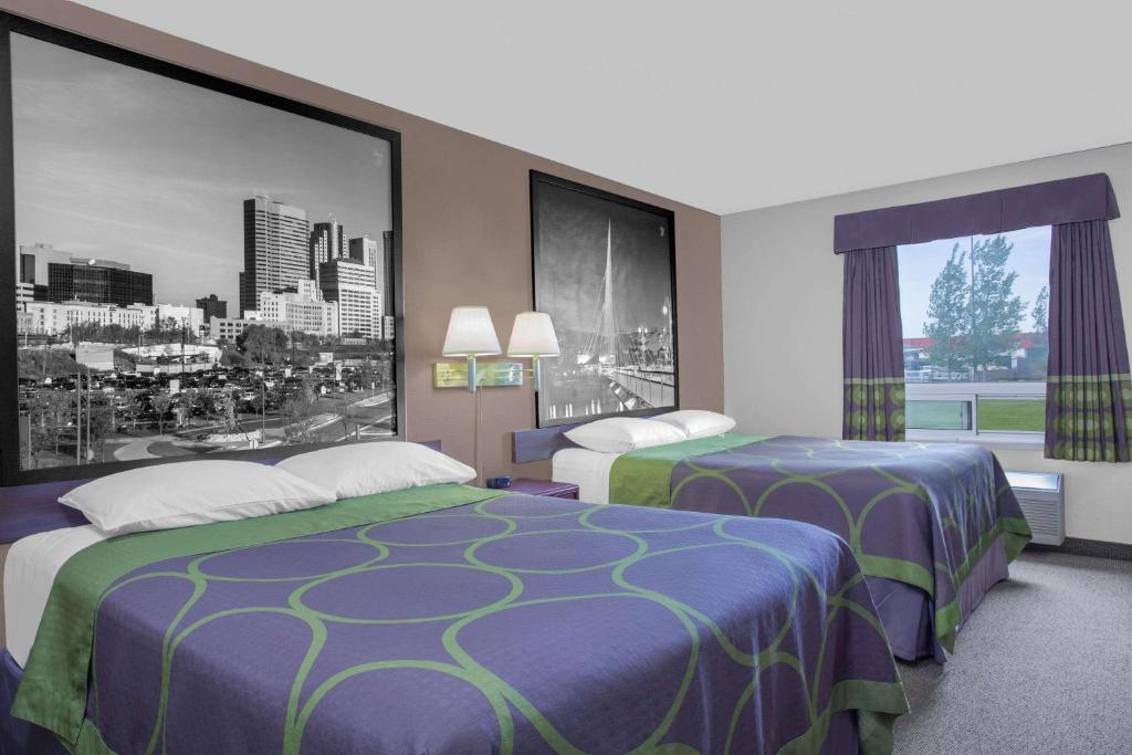 波蒂奇拉普雷里波蒂奇拉普雷里速8酒店的酒店客房设有两张床和大窗户。