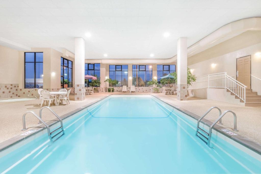 拉皮德城豪生大急流城酒店的大楼内一个蓝色的大型游泳池