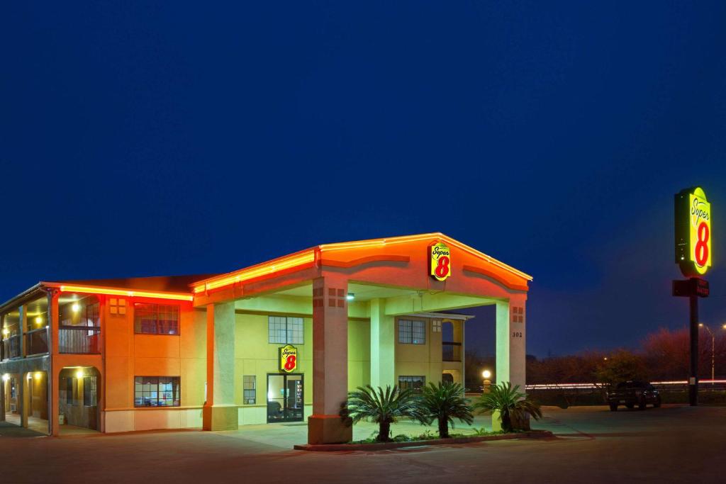 圣安东尼奥圣安东尼奥/河滨区速8酒店的一家晚上设有加油站的酒店