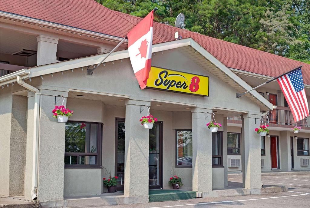 尼亚加拉瀑布速8北瀑布酒店的一间拥有美国国旗的超级餐厅