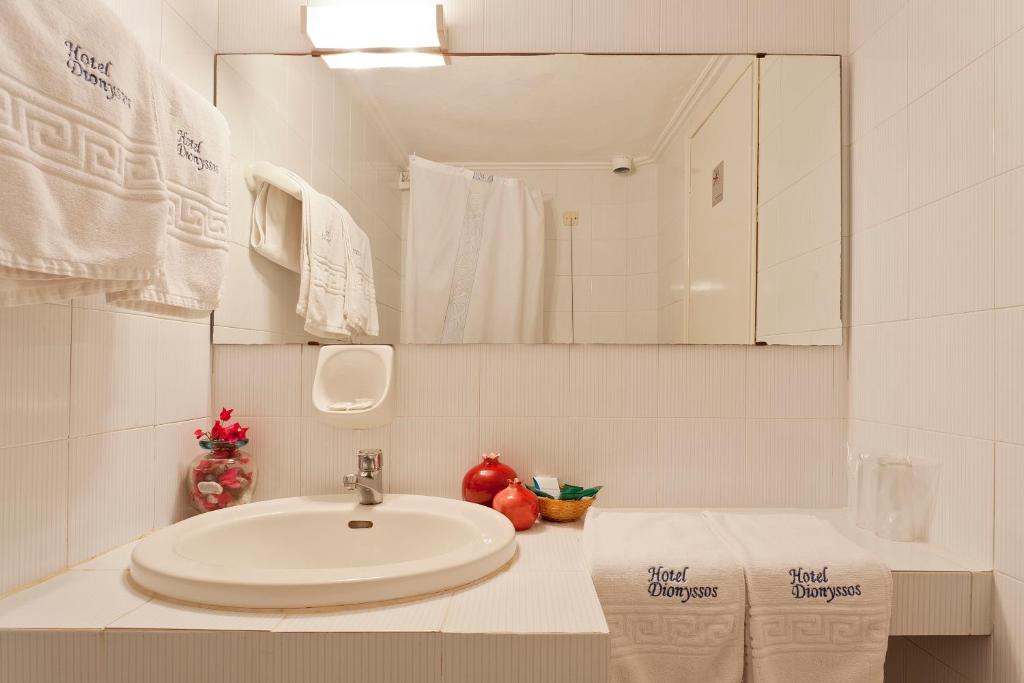 斯科派洛斯迪奥尼索斯酒店的白色的浴室设有水槽和镜子