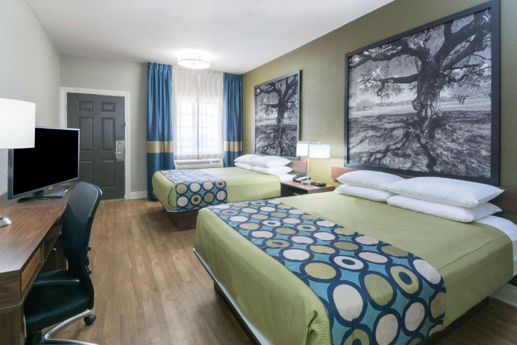 圣安东尼奥圣安东尼奥速8酒店的酒店客房配有两张床和一张书桌