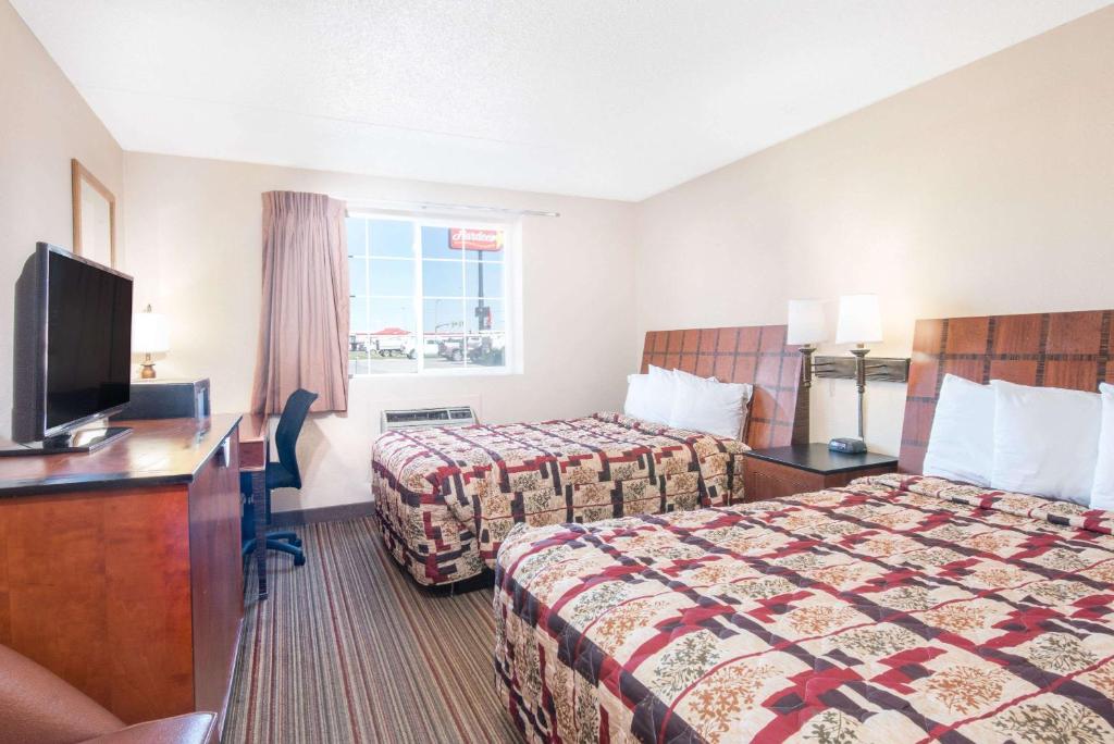 格兰福克骑士旅馆 - 格兰德福克斯的酒店客房设有两张床和一台平面电视。