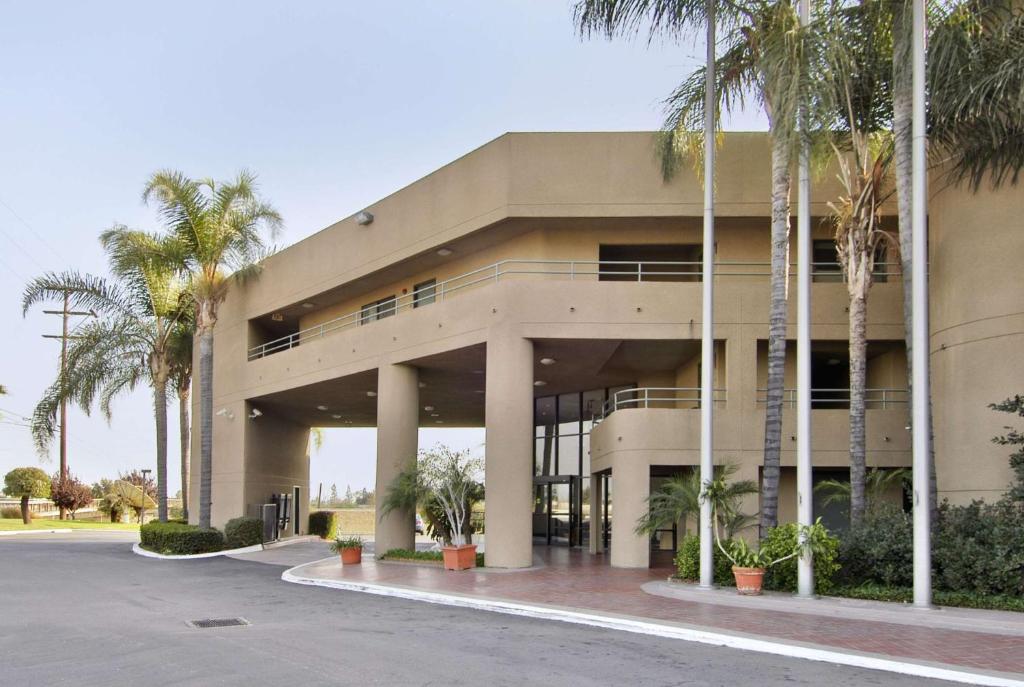 科默斯洛杉矶康莫斯区旅程住宿酒店的一座棕榈树建筑
