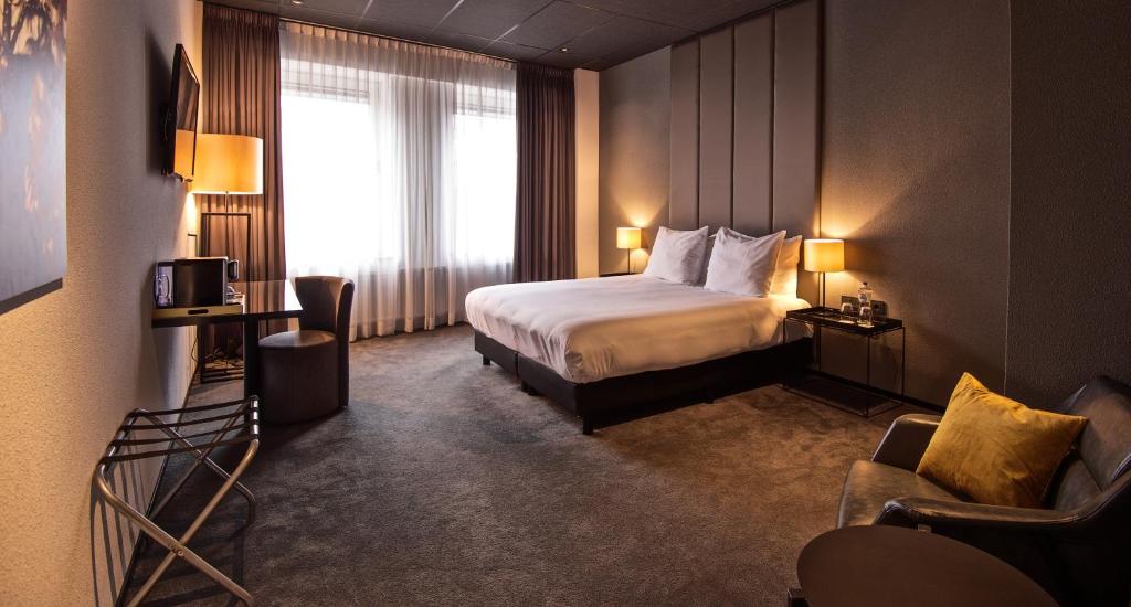 埃因霍温光辉设计酒店的酒店客房设有床和窗户。