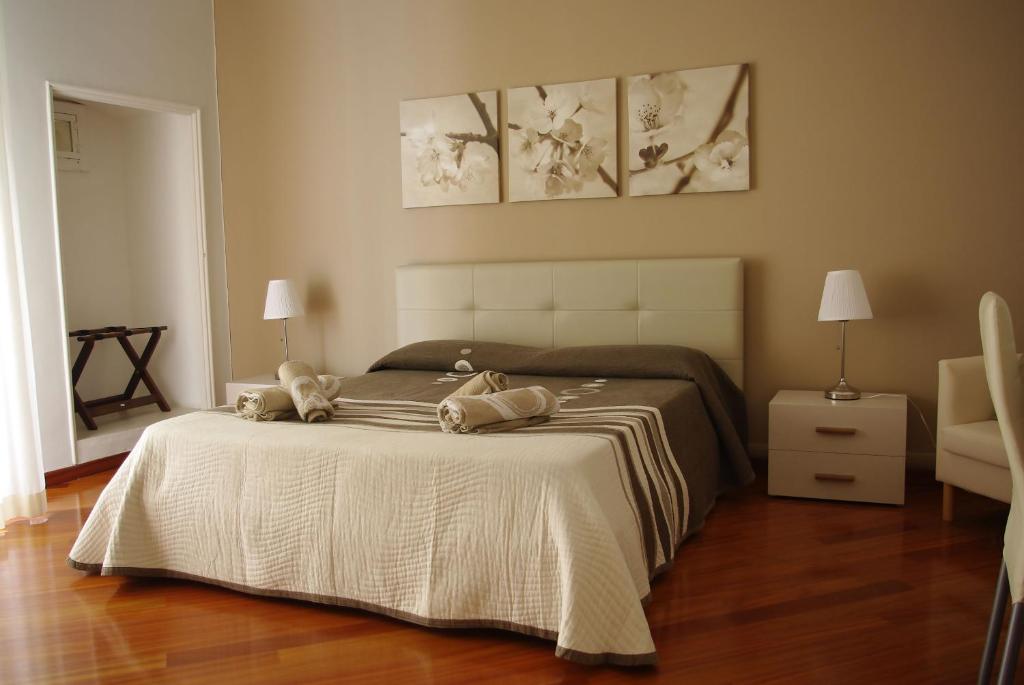 鲁沃迪普利亚La Cattedrale的一间卧室配有一张床,上面有两条毛巾