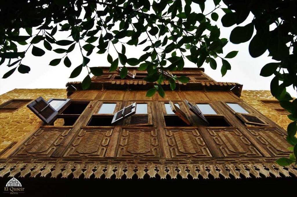 库塞尔El Quseir Hotel的一座建筑,塔上装有窗户