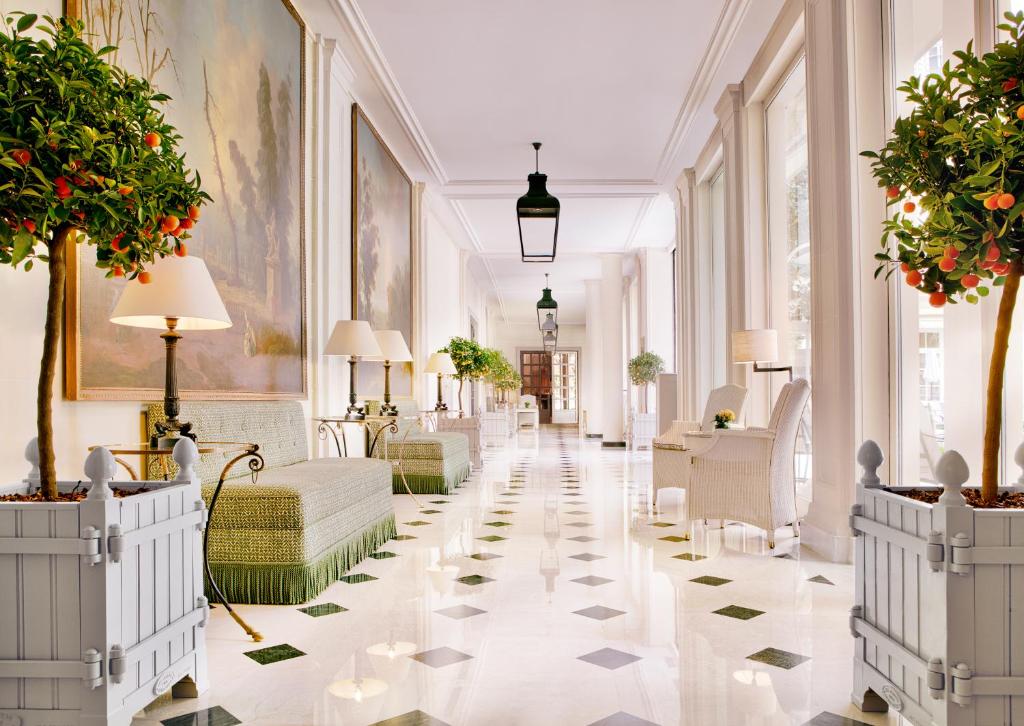 巴黎巴黎布里斯托尔酒店 - 奥克特品质酒店的一间酒店走廊,有白色的地板和植物