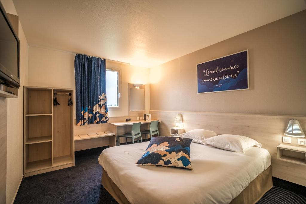 普罗旺斯地区萨隆Ace Hôtel Salon de Provence的配有一张床和一张书桌的酒店客房