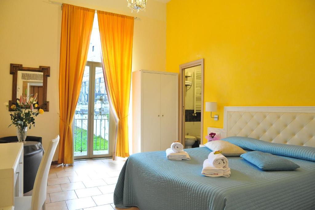 罗马罗坎达阿尔维米纳尔旅馆的一间卧室配有带毛巾的床