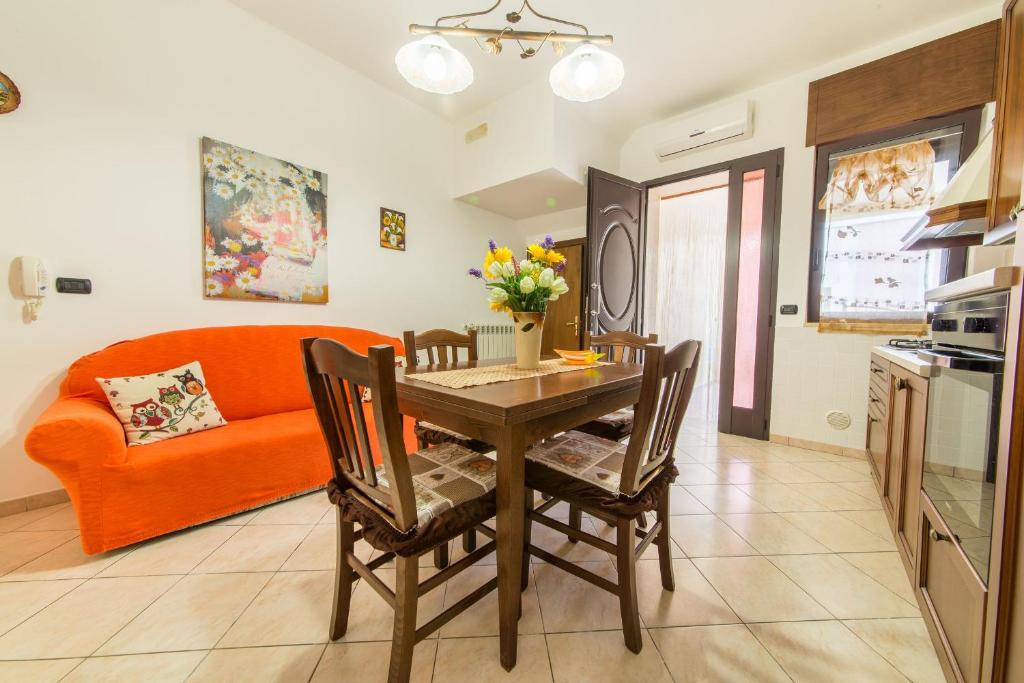 梅利萨诺Salento Sweet Home的客厅设有餐桌和沙发