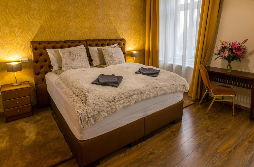 布达佩斯Dob Twenty Rooms的一间卧室配有一张大床和两个枕头