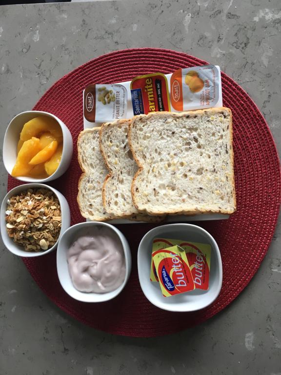 派罗阿小贩汽车旅馆的包括面包、酸奶和其他小吃的食品