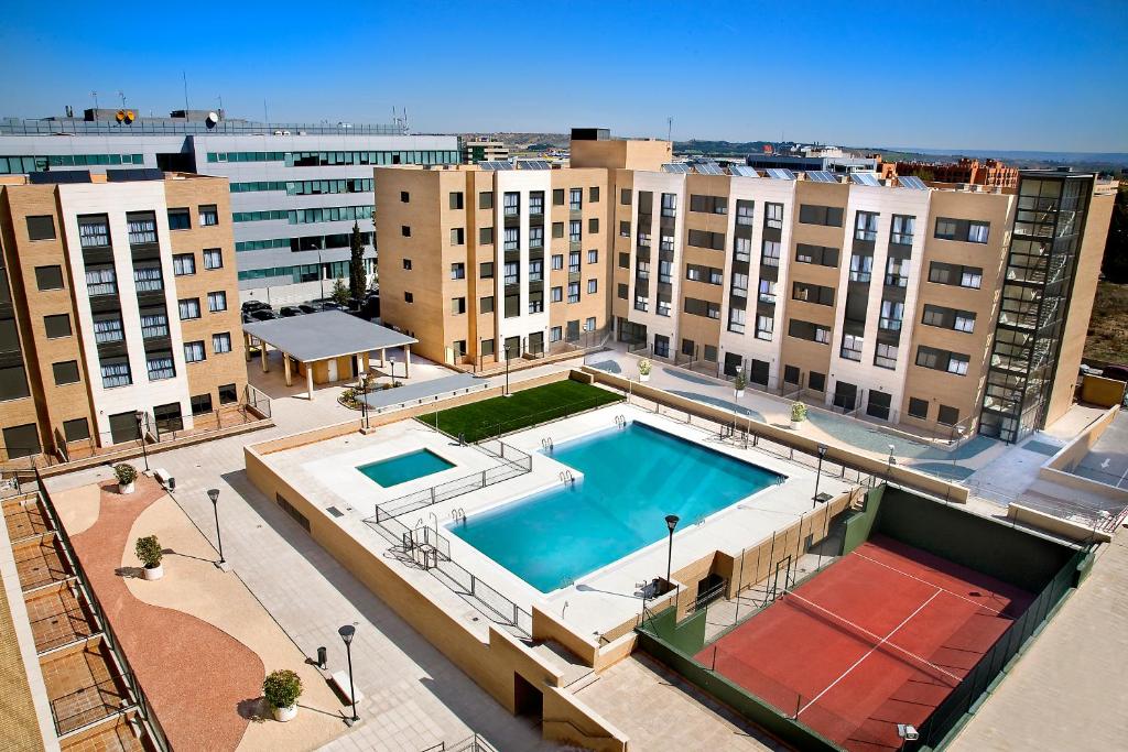 马德里孔波斯特拉套房酒店的享有大楼游泳池的顶部景致