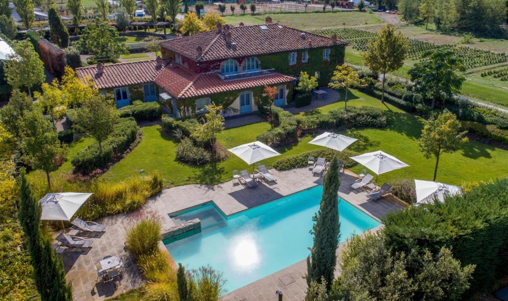 阿雷佐卡德法拉堤住宅酒店的享有带游泳池的房屋的空中景致