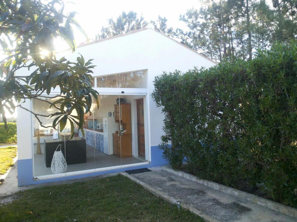 里戈尔Casa da Samouqueira的一间白色的小房子,设有大窗户