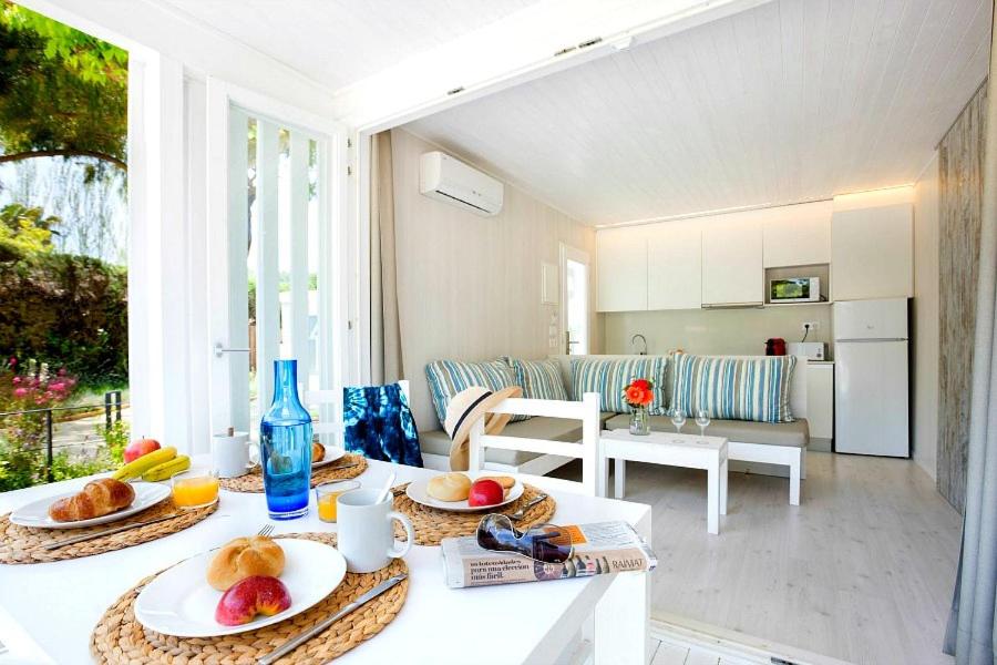 塔马里特Tamarit Beach Resort的厨房以及带水果桌的客厅。