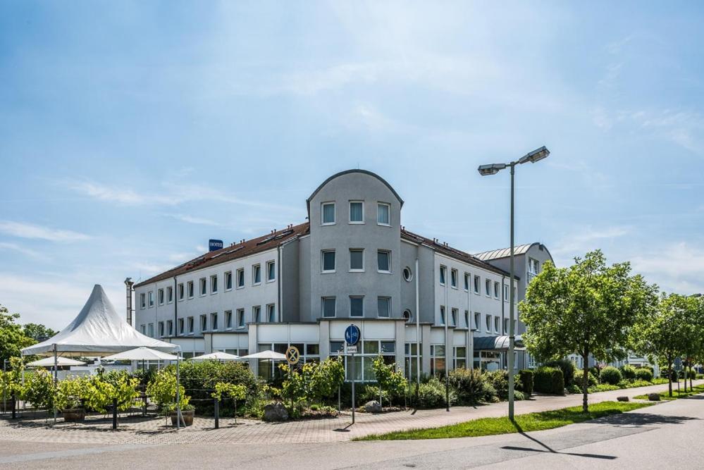 林博格霍夫林堡格赫夫住宅酒店的一条白色的大建筑,有街道
