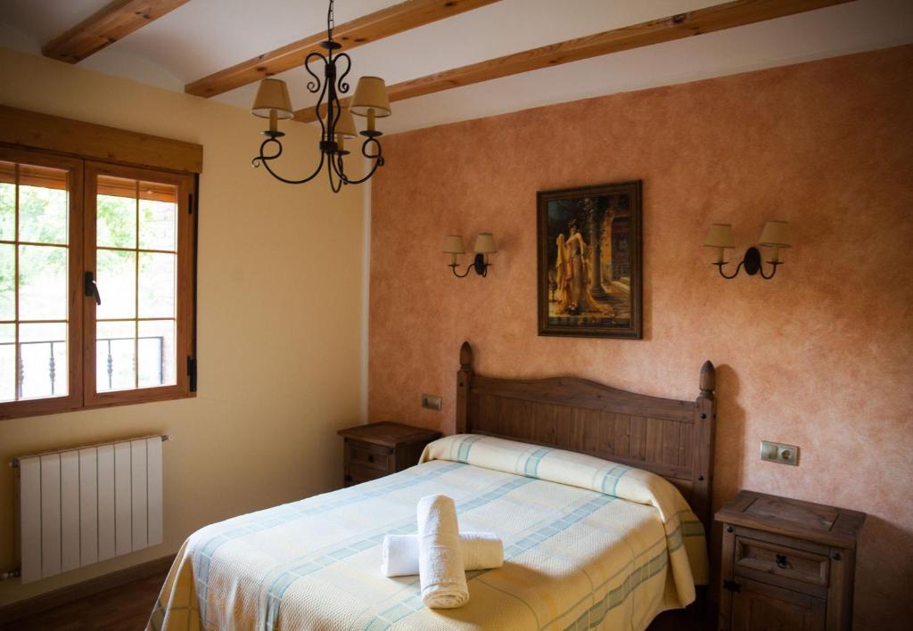 La TobaAlojamiento Rural Casa Inocente的一间卧室配有一张床,上面有两条毛巾