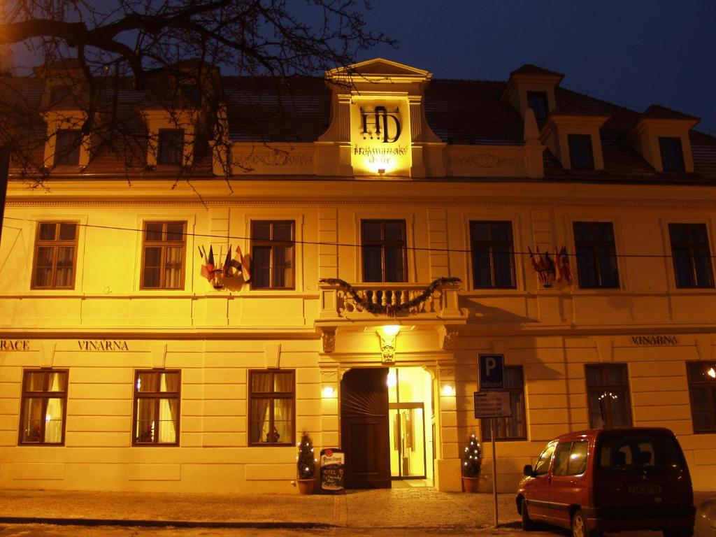 斯拉尼Hejtmanský dvůr的一座建筑,上面有夜钟