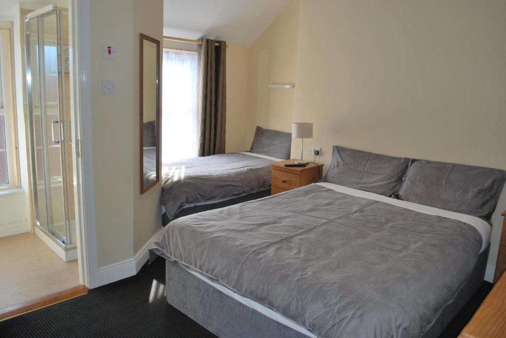 都柏林公园道路旅馆的酒店客房设有床和窗户。