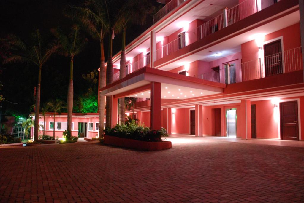 马那瓜RDG酒店的一座大建筑,晚上有红灯