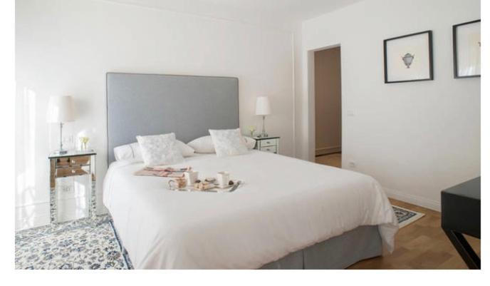 佛罗伦萨金树公寓的卧室配有一张带蜡烛的大型白色床。