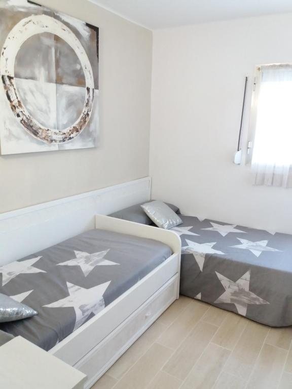 科马鲁加Apartamento Torre Sant Salvador的一间卧室,床上有星星床